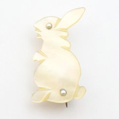 マザーオブパール&シードパール バニーブローチの画像