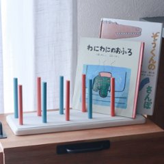 斜め差し絵本棚の画像