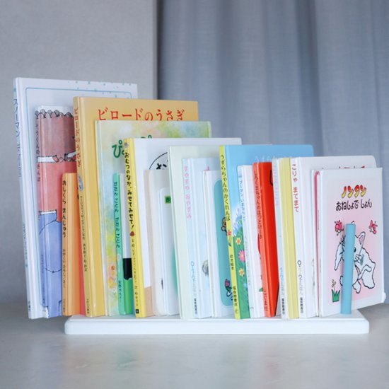 斜め差し絵本棚画像