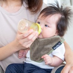 リピーター続出ベビー用品「Mum2Mum」バンダナビブよだれが多い赤ちゃんに！ご出産祝い・ギフトにもおすすめ！よだれかけ　スタイオリーブ画像