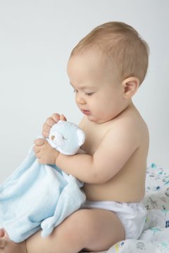 ご出産祝いにサンフランシスコ発ベビー用品ブランド「エンジェルディア」ブランキーかわいい動物のぬいぐるみとタオルがひとつになったにぎにぎクロス（ブルーベア）の画像