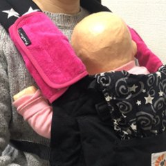 抱っこひもにもベビーカーにもつけられるよだれパッド吸水性抜群のビブで人気の「Mum2Mum」の便利なベビー用品（ショッキングピンク）の画像