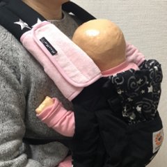 抱っこひもにもベビーカーにもつけられるよだれパッド吸水性抜群のビブで人気の「Mum2Mum」の便利なベビー用品（ベビーピンク）の画像