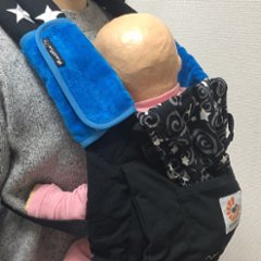 抱っこひもにもベビーカーにもつけられるよだれパッド吸水性抜群のビブで人気の「Mum2Mum」の便利なベビー用品（ターコイズブルー）の画像