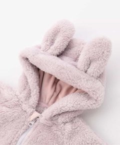 ご出産祝いに！冬産まれの赤ちゃんにベビーアンパサンド「アニマルボアジャンプスーツ」は、やさしいニュアンスのナチュラルなデザイン。ベビーのコーデにおしゃれさをプラス♪ハロウィンにも！画像