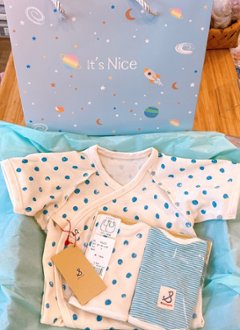 ラッピング無料！出産祝いに人気の日本製ベビーギフトセット 「スタンプル」新生児から使えるショートオール＋ベビー用スタイ2枚セットの画像