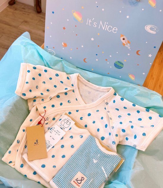 ラッピング無料！出産祝いに人気の日本製ベビーギフトセット 「スタンプル」新生児から使えるショートオール＋ベビー用スタイ2枚セット画像