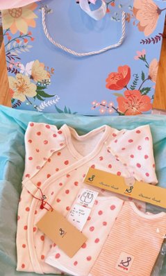 ラッピング無料！出産祝いに人気の日本製ベビーギフトセット 「スタンプル」新生児から使えるショートオール＋ベビー用スタイ2枚セットの画像