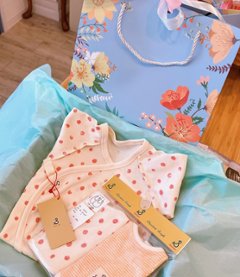 ラッピング無料！出産祝いに人気の日本製ベビーギフトセット 「スタンプル」新生児から使えるショートオール＋ベビー用スタイ2枚セット画像