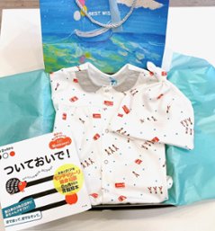 【ラッピング無料】出産祝いに人気｜日本製ベビー服2WAYオールギフト＆ベビー用帽子＆モンテッソーリ絵本｜Boribonウーフ｜新生児から長く使えるギフトセット（ロンドン）の画像