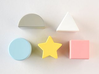 出産祝い、1歳のお誕生日プレゼントに。パステルカラーがかわいい木製玩具シリーズ「ミルキートイ」シュガーボックス型はめパズル画像