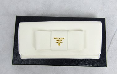 PRADA　長財布　ホワイトの画像