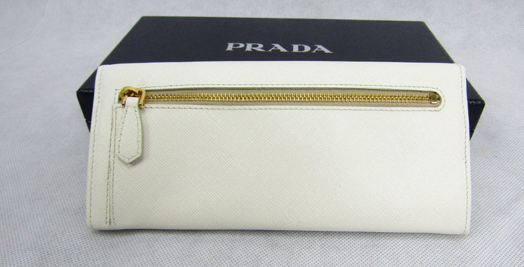 PRADA　長財布　ホワイト画像