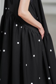 【5月末-6月中旬デリバリー予定】Nadia Dot Black/White画像