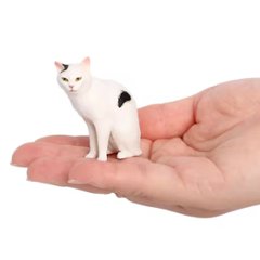 お座り白黒猫フィギュアの画像