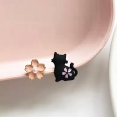 桜と黒猫ピアスの画像