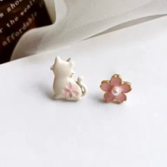 桜と白猫ピアスの画像