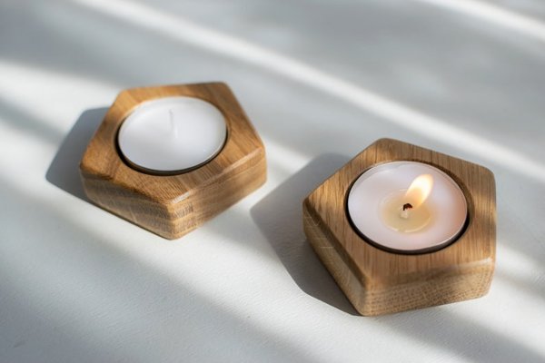 「灯りの贈り物、心を照らすキャンドル」五角形　ティーライトホルダー、木製キャンドルホルダー、小さなキャンドルホルダー、テーブルデコレーション、ウェディングホルダー、キャンドルギフト　オーク材　自然素材の画像