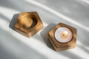 「灯りの贈り物、心を照らすキャンドル」五角形　ティーライトホルダー、木製キャンドルホルダー、小さなキャンドルホルダー、テーブルデコレーション、ウェディングホルダー、キャンドルギフト　オーク材　自然素材画像