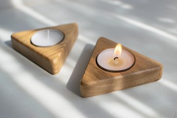 「自然の温もりが心を包む。瞑想にぴったりの三角形オーク材ティーライトホルダー。」三角形のオーク材ティーライトホルダー 　テーブルデコレーション  ロマンチックな夜の演出の画像