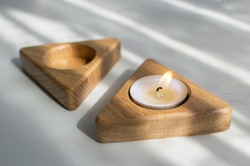 「自然の温もりが心を包む。瞑想にぴったりの三角形オーク材ティーライトホルダー。」三角形のオーク材ティーライトホルダー 　テーブルデコレーション  ロマンチックな夜の演出画像