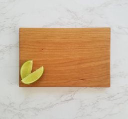 【ハンドメイド】チェリー材のサービング＆カッティングボードちょっと使いに便利。チェリー材のミニまな板 / サービングボード画像