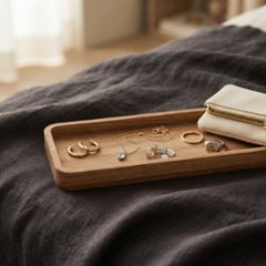 ジュエリー、鍵、時計、メガネ、ペン用の木製デスクトレイ。モダンなデザイン。ギフト用オフィスデスクアクセサリーの画像
