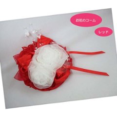 赤と白の組合せがかわいい大きなお花のコーム　ドレスと合わせて画像