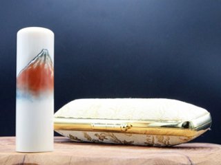 【象牙はんこ至宝館】象牙はんこ18㍉丸×60㍉丈/現代の名工・宮澤宝泉作 富士山の四季「赤富士」彫刻入画像