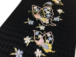 刺繍［黒］菱地紋蝶柄半衿画像