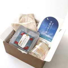 ゆるり宵の4点ギフトBOXセット（宵のなつめ茶TB4個分・アロマキャンドル・よもぎ入浴剤・シルクソックス）画像