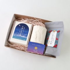 おやすみ前の巡り宵ギフト（よもぎ入浴剤、なつめ茶、切り株LEDキャンドル）の画像