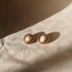 Vintage button earrings画像