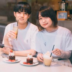 カフェでくつろぐ２人のためのTシャツの画像