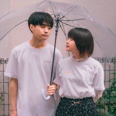 お散歩する２人のためのTシャツの画像