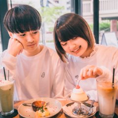 カフェでくつろぐ２人のためのロンTの画像