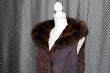 プラックトウィーゼル＆シルク刺しゅう　リバーシブルベスト　ロシアンセーブルトリム画像