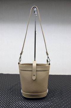 イタリアンカーフレザー　オーバルバケットバッグの画像