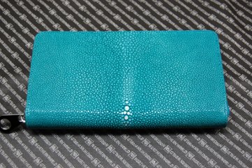 スティングレイ革　ラウンド長財布の画像