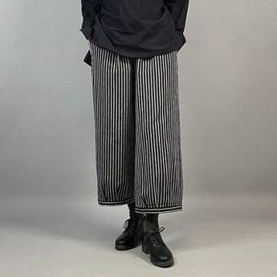 【亀田縞】ワイドタックパンツ　黒とグレーの縞の画像