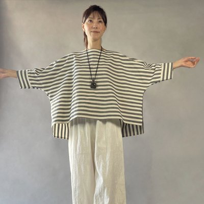 【亀田縞】ワイドTーブラウス　白グレー太縞の画像