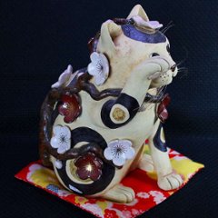 すみ田理恵 作 梅の招き猫 猫の焼き物たち 皿や器や招き猫画像