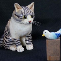 すみ田理恵 作 灰トラと鳥 猫の焼き物たち 皿や器や招き猫の画像