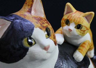 すみ田理恵 作 猫の時計 三毛 猫の焼き物たち 皿や器や招き猫画像