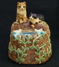 すみ田理恵 作 猫の陶箱 猫の焼き物たち 皿や器や招き猫の画像