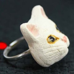 すみ田理恵 作 猫の指輪 白 リング 指輪 猫の焼き物たち 皿や器や招き猫画像