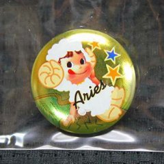 不二家 ペコちゃん チョコえんぴつ ペコちゃん星座缶バッジ Aries　エリース おひつじ座 【ワケアリ品】の画像