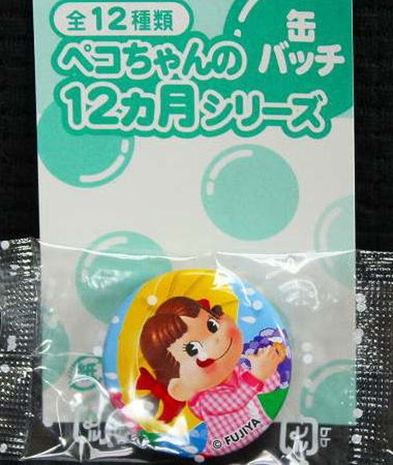 不二家 ペコちゃん チョコえんぴつ ペコちゃんの12ヵ月シリーズ 缶バッジ 6月つゆ 【未開封】画像