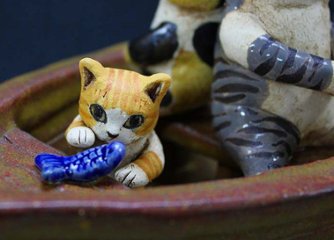 すみ田理恵 作 猫の釣り舟 猫の焼き物たち 皿や器や招き猫画像