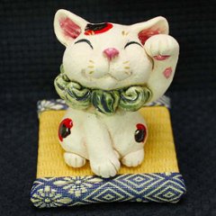 おちょこ 作 ちび招き猫 左 猫の焼き物たち 皿や器や招き猫の画像